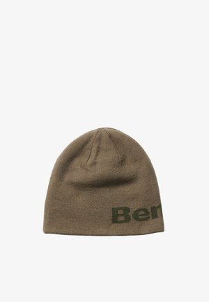 Brązowa dziergana czapka typu beanie z częściowym ciemnozielonym napisem na dolnej krawędzi, przedstawiona na białym tle.