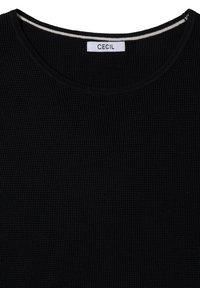 Haut en tissu côtelé noir à col rond avec une étiquette blanche de la marque inscrivant "CECIL", cousue à l’intérieur du col.