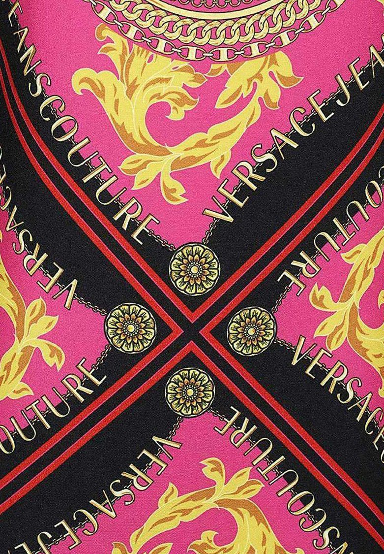 Mehrfarbiges Seidentuch mit einem auffälligen pinkfarbenen Hintergrund, goldenen Barockmustern, schwarzen Akzenten und dem Text "VERSACE JEANS COUTURE" in verschiedenen Ausrichtungen.