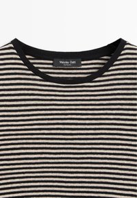 Schwarz-weiß gestreifter Strickpullover mit rundem Ausschnitt und geripptem Saum. Das Etikett am Halsbereich trägt die Aufschrift "Massimo Dutti".