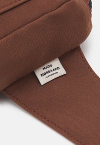 Mads Nørgaard BEL ONE CARNI UNISEX - Rumpetaske - cambridge brown