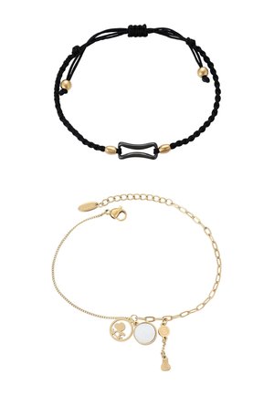 Deux bracelets : un bracelet noir tressé avec des accents de perles dorées et noires, un bracelet chaîne doré avec des breloques rondes et en forme de guitare et un fermoir homard.