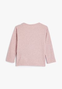 Jasnoróżowy sweter prążkowany z rękawami o długości 3/4 i okrągłym dekoltem. Miękka tekstura i prosta, minimalistyczna forma.