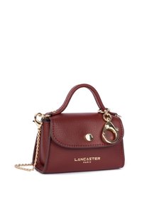 Borsa a mano in pelle borgogna con finitura texture, dotata di manico superiore, hardware dorato, chiusura a scatto e tracolla a catena.