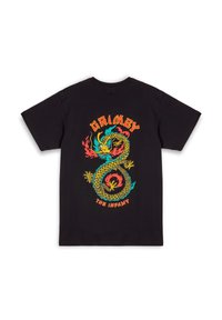 Camiseta de algodón negra con un gráfico de dragón colorido con llamas, texto que dice "GRIMBY" y "LA INFAMIA" en letras grandes.