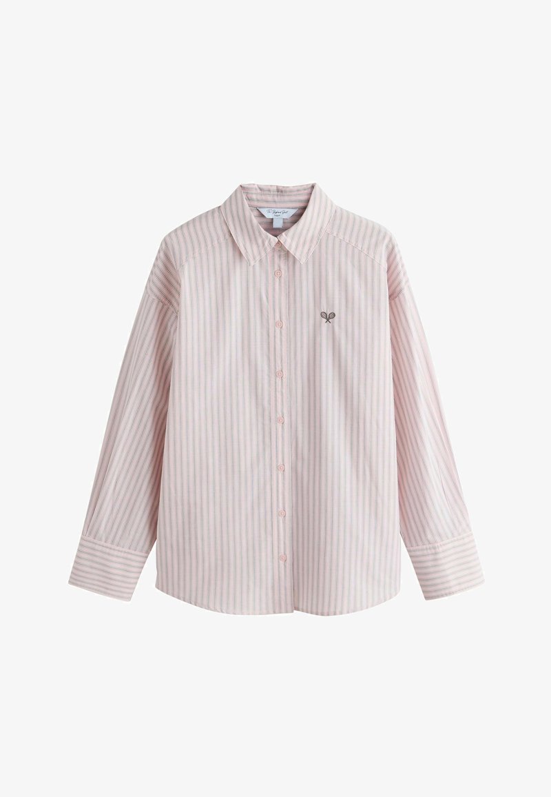 Chemise rose clair à manches longues avec des fines rayures verticales et un petit logo brodé de raquette de tennis sur le côté gauche de la poitrine.