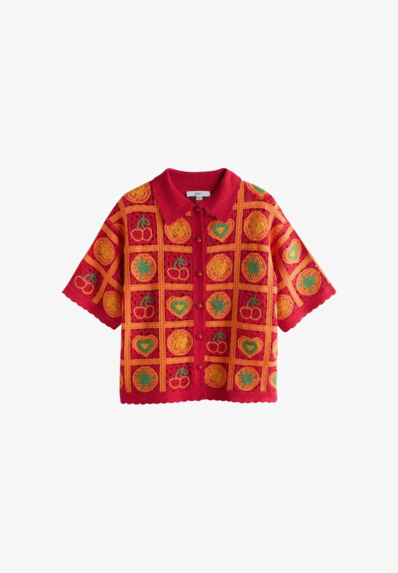 Cardigan court rouge en crochet à manches courtes avec motif à grille orange comprenant des cerises, des cœurs, des tournesols, et devant boutonné avec col.