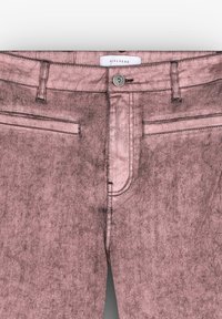 Rosa denim bukser med en falmet tekstur, forlommer og knaplukning. Har et mærke nær taljen.