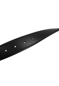 Zwart lederen riemsegment met vijf gelijkmatig verdeelde gaten en zichtbare stiksels langs de randen.