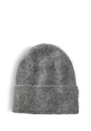 Bonnet gris en maille douce avec bord-côtes replié, adapté pour temps froid sur fond blanc.