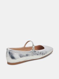 Scarpa piatta argento con punta appuntita, una cinghia sul dorso del piede e una finitura metallica testurizzata. Suola marrone con un battistrada minimale.