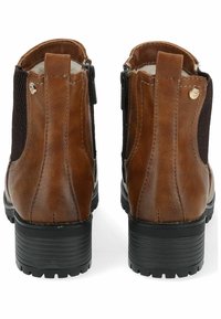 Bottes chevilles en cuir marron avec des panneaux en tissu marron texturé, des fermetures éclair à l'arrière, des languettes de tirage et des semelles en caoutchouc noir avec des rainures.