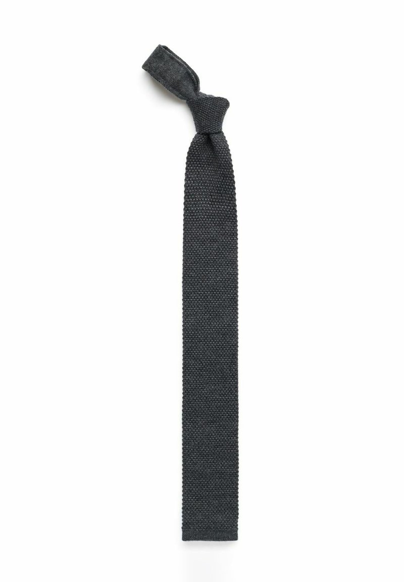 Stickad slips i mörkgrått, med ett strukturerat mönster, smal form och en slingrad knut på toppen. Slät yta utan synlig hårdvara.