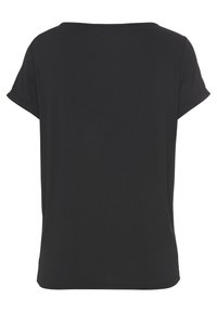 Czarny t-shirt z krótkim rękawem, wykonany z miękkiej tkaniny, z okrągłym dekoltem i podwiniętymi mankietami. Prosty design, bez wzorów czy ozdób.