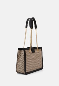 Beige-mesh-kangaskassi, jossa on timanttimuotoilu, mustat reunat ja kaksinkertaiset mustista nahkakahvoista ja kultaketjuista koostuvat olkahihnat. Vankka suorakulmainen muoto.