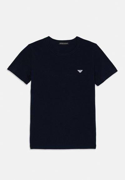 Tamnoma bomba majica iz bombaža, okrugli izrez, kratki rukavi, s malim srebrnim логом na lijevoj strani grudi. Glatka tekstura, minimalni dizajn.