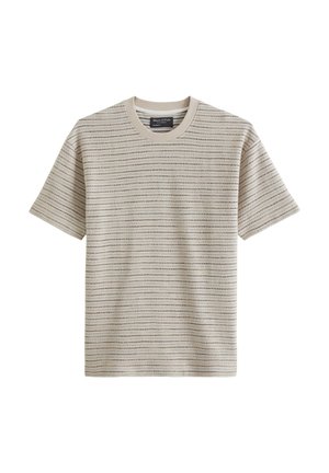 Beige T-shirt met korte mouwen, dunne horizontale zwarte en witte strepen, ronde hals en zachte gebreide stof.