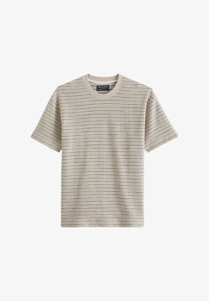 Beige T-shirt met korte mouwen, dunne horizontale zwarte en witte strepen, ronde hals en zachte gebreide stof.