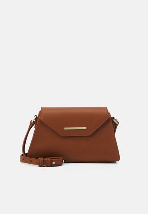 Bruine leren crossbodytas met verstelbare riem en envelopklep met een klein gouden metalen merkplaatje.