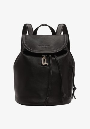Czarna skórzana plecak o zaokrąglonym kształcie, z klapą i regulowanymi paskami. Wyróżniający się metalowy akcent na przedniej stronie do zabezpieczenia.