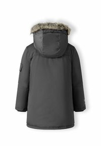 Parka grigia isolata con cappuccio in pelliccia sintetica staccabile, maniche lunghe e tasca laterale, caratterizzata da una texture liscia e una silhouette dritta.