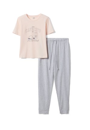 T-shirt rose clair à manches courtes avec un imprimé tasse de café et un texte, associé à un pantalon de jogging gris clair avec taille élastique.