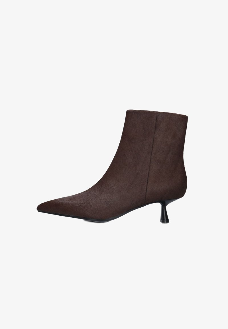 Bruine suede enkelboot met een spitse neus en een korte, stilettohak. Gladde textuur, minimalistisch ontwerp met een slanke silhouet.