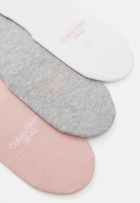 Tri zložene nogavice Calvin Klein v beli, sivi in roza barvi, vsaka z oznako velikosti 39-42 natisnjeno blizu prstov.