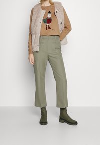 Barbour Pullover - camel