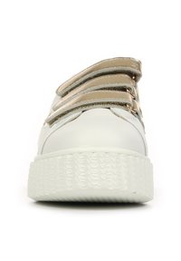 Sneaker bianco con fasce elastiche dorate metallizzate, suola bianca testurizzata, punta arrotondata e superficie liscia con dettagli cuciti.