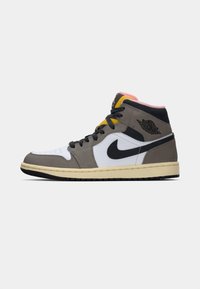 Sapatilha Nike Air Jordan de cano alto com painéis brancos e cinzentos, logótipo Swoosh preto, atacadores pretos, língua amarela e forro da gola rosa.