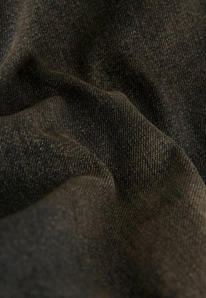 Tessuto nero con una trama sottile, che mostra pieghe e una fine lavorazione. Il materiale appare morbido, con una leggera lucentezza e nessun motivo visibile.