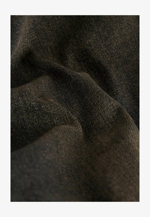 Schwarzer Stoff mit einer subtilen Textur, die Falten und ein feines Gewebe zeigt. Das Material erscheint weich, mit einem leichten Glanz und ohne sichtbare Muster.