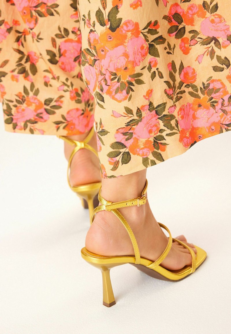 Next FOREVER COMFORT TRIPLE STRAP WIDE FIT Sandalen yellow gold