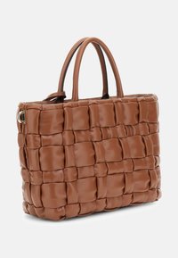 Geantă tote din piele împletită de culoare maro, cu două mânere, având un model pătrat și un accent din metal aurit lustruit pe lateral.
