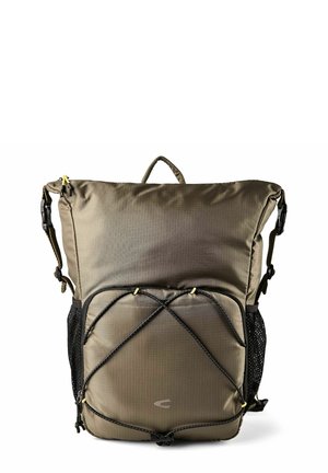 Mochila de color verde oliva con cierre enrollable, bolsillo frontal con cremallera, cordón elástico negro, bolsillos laterales de malla y correas ajustables para los hombros.