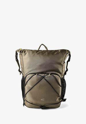 Zaino a rotolo verde oliva con tasca frontale con cerniera, cordino elastico nero, tasche laterali in rete e spallacci regolabili.