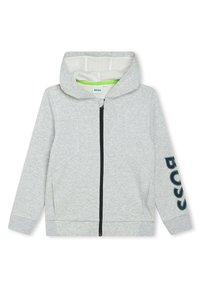 Šedá mikina s kapucí na zip vyrobená z měkké tkaniny, s kapucí vyplněnou síťovinou, černým zipem a logem "BOSS" v tmavě modré barvě na levém rukávu.
