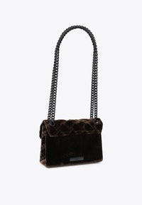 Borsa in velluto marrone con motivo a rombi, tracolla nera a catena, forma rettangolare e etichetta in metallo argentato sul davanti.