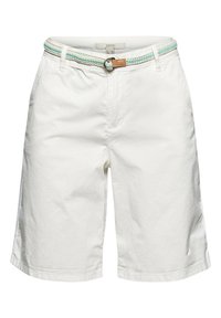 Shorts blancs arrivant aux genoux avec poches avant, passants de ceinture, et une ceinture tressée blanche et bleu clair avec boucle anneau en métal.