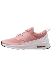 Zapatilla deportiva rosa con parte superior de malla, cuello acolchado y suela blanca con amortiguación de aire. Suela exterior negra con detalles perforados.