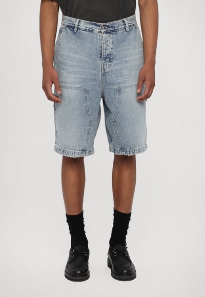 Shorts en denim bleu clair à taille haute, coupe ample et ourlet retroussé. Comprend deux poches avant et une seule poche arrière.