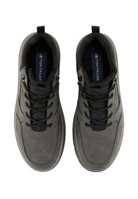 Zapatillas deportivas grises con parte superior de tejido texturizado, puntera reforzada, cuello acolchado y cordones planos. Presenta una plantilla de marca.