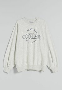 Ljusgrå sweatshirt med raglanärmar, ribbade muddar och nederkant. Har marinblå text: "FÖRLÅT BAE MEN JAG ÄR COOLARE ÄN DIG." Mjuk textur.