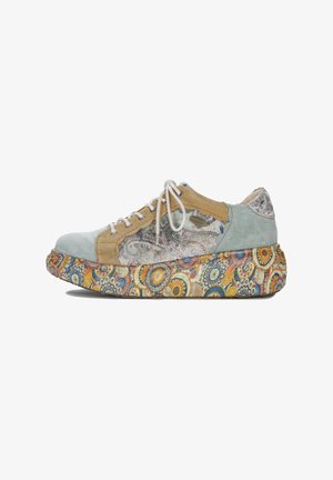 Wielokolorowe sneakersy z jasnoniebieską zamszową czubkiem, beżowymi akcentami, górną częścią w stylu paisley i wzorzystą podeszwą z motywami kwiatowymi.