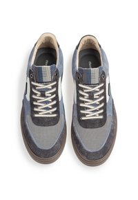 Chaussure avec un mélange de daim bleu et de maille, fermeture lacée, lacets de couleur claire et une languette à motif. Semelle en caoutchouc avec des accents marron.