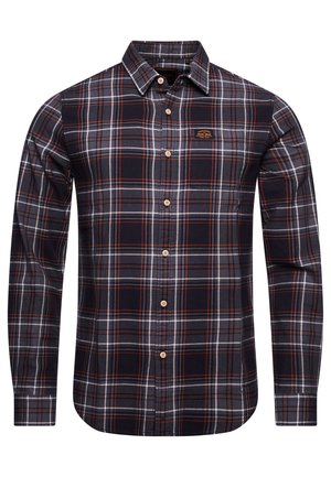 Koszula na długi rękaw zapinana na guziki w kratę w kolorach czarnym, szarym, białym i czerwonym z małą naszywką na piersi na jednolitym tle.