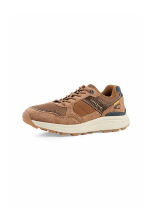 Brązowy i beżowy swobodny sneaker z siateczkową i zamszową cholewką, białą grubą podeszwą, sznurowaniem z przodu oraz markowymi detalami po bokach i na pięcie.