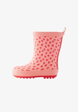 Botte de pluie en caoutchouc rose avec des motifs de cœurs rouges, surface texturée et semelle rose contrastante. Dotée d'une languette pour un enfilage facile.