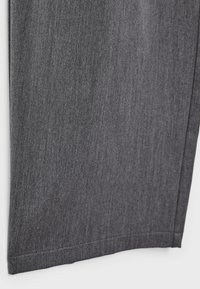 Pantalon en tissu gris foncé avec une texture lisse, coupe droite et coutures renforcées à l'ourlet. Apparence simple et épurée.